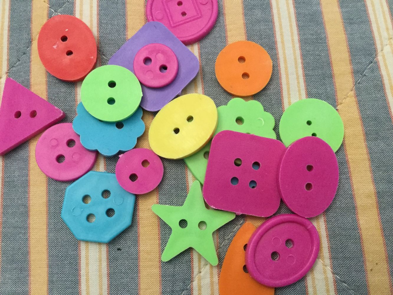 Baratto/Scambio: bottoni colorati plastica [ Autoproduzione