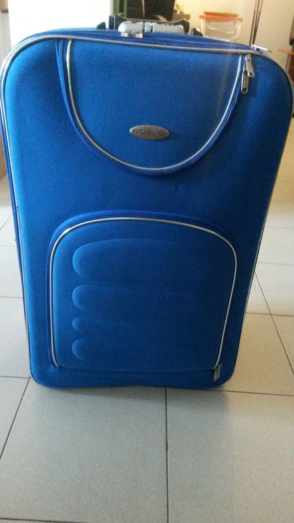 Baratto/Scambio: Trolley grande senza ruote Un po' di tutto] a