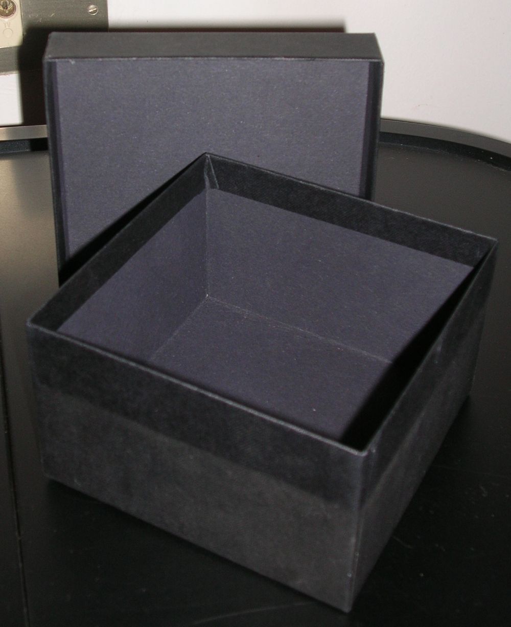 Baratto/Scambio: scatola cartone telato nero [ Hobby/Materiali] a Varese  (VA) 