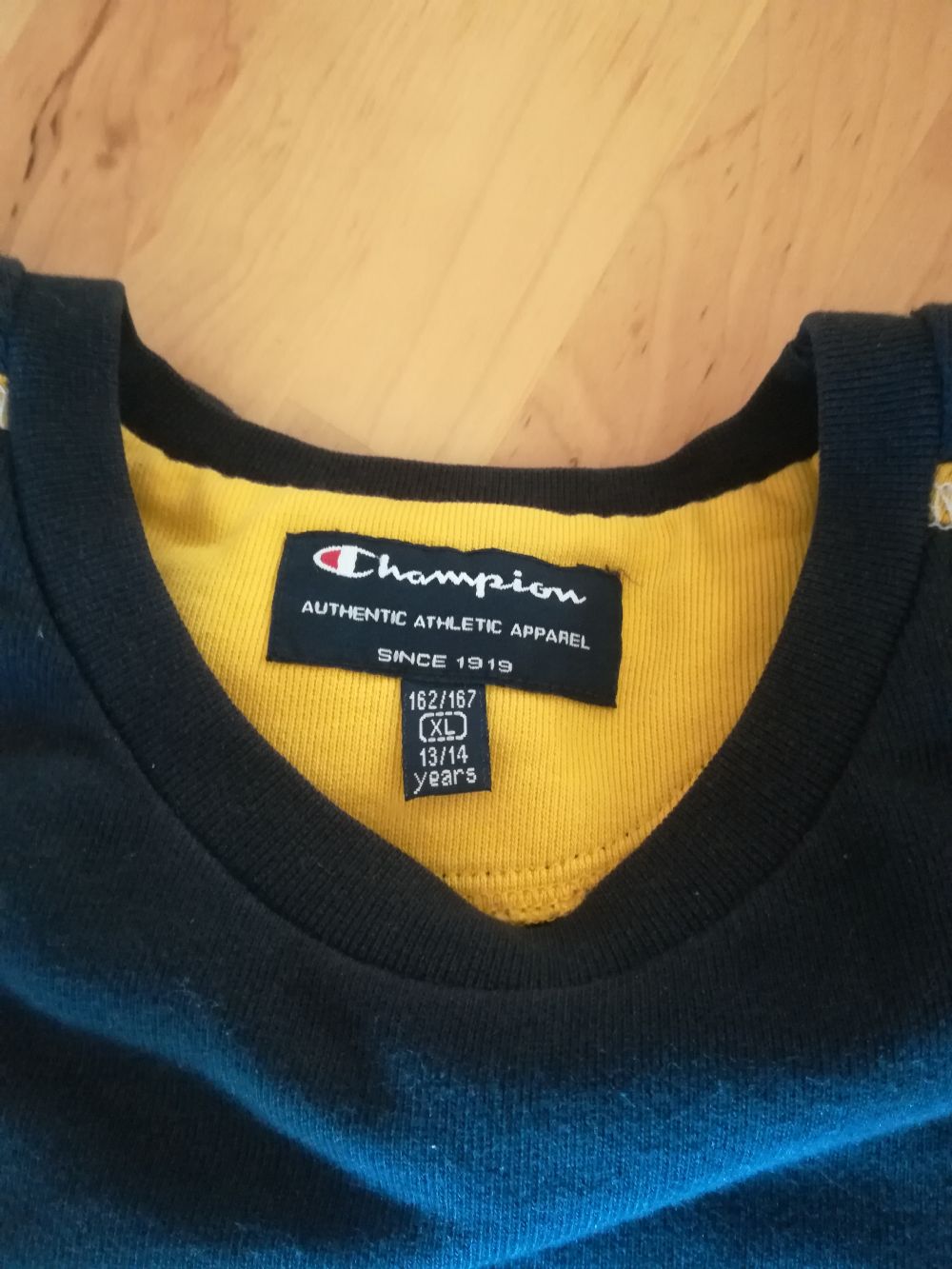 tuta champion blu e gialla