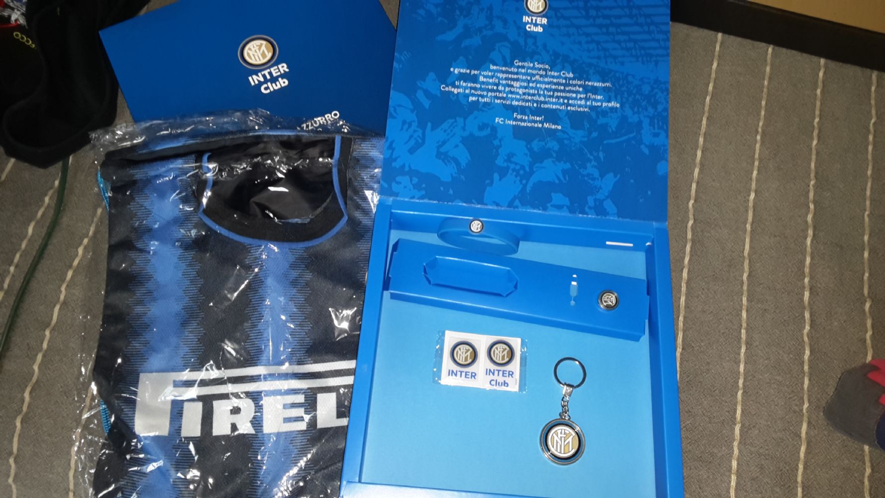 Baratto/Scambio: Cofanetto Inter club [ Sport/Attrezzature e accessori] a  Milano (MI) 