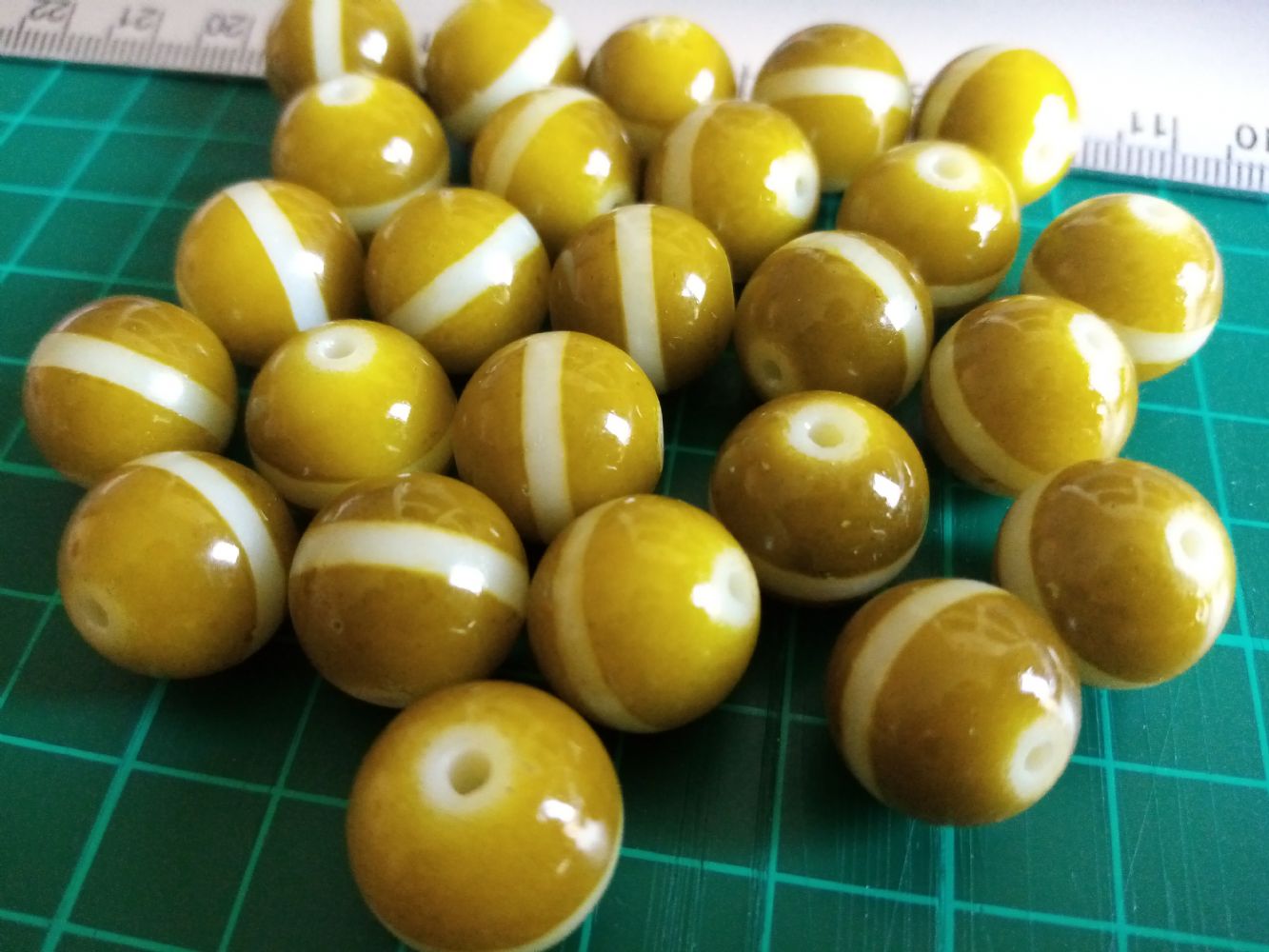 20 perline di foglie verdi e marroni, intarsi dorati, perline pressate